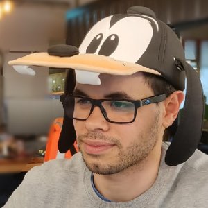 Lucas Botteri con gorra de Goofy